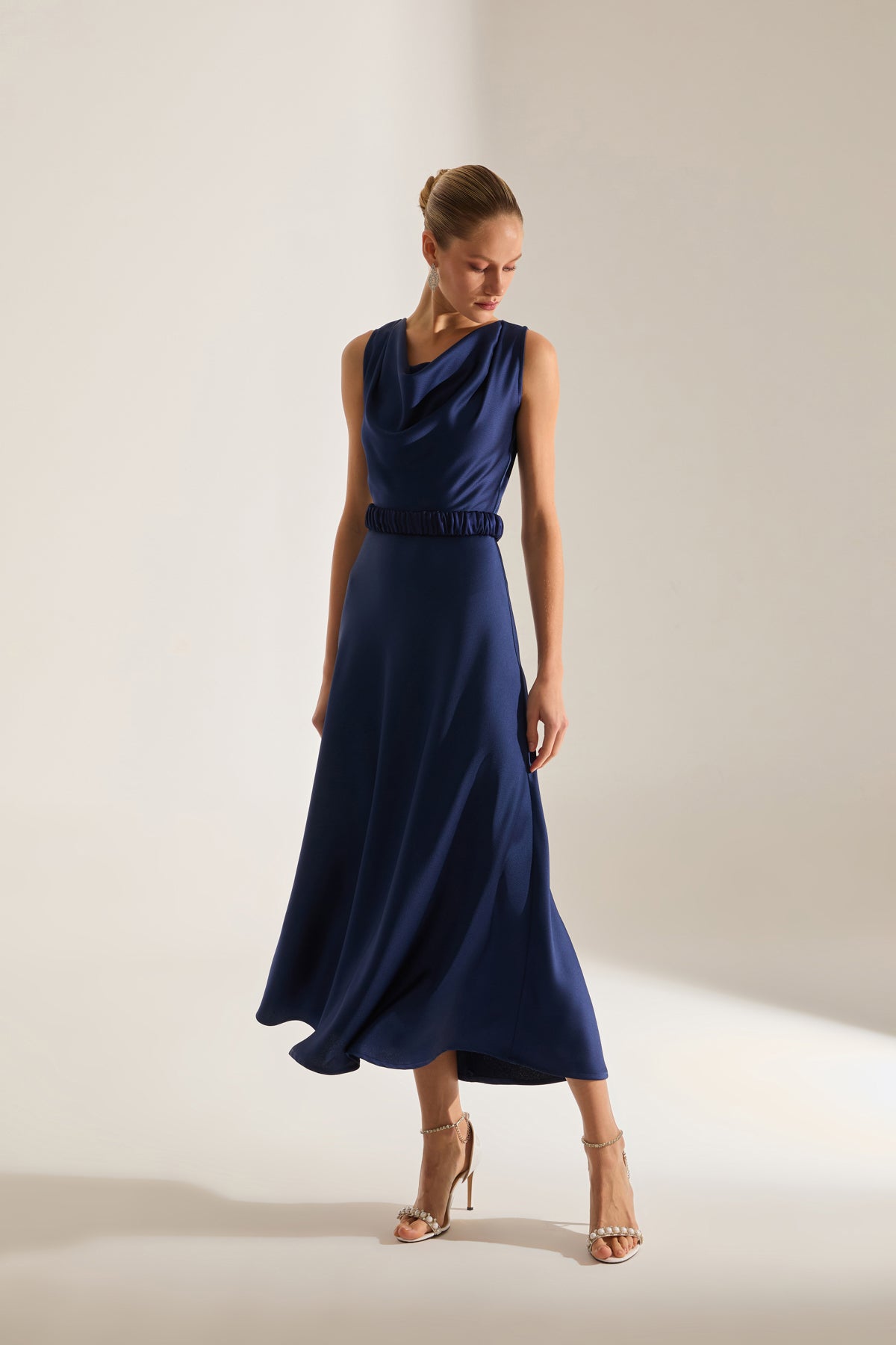 Robe de fiançailles à encolure dégagée et jupe évasée en bleu marine Marina Kolsuz