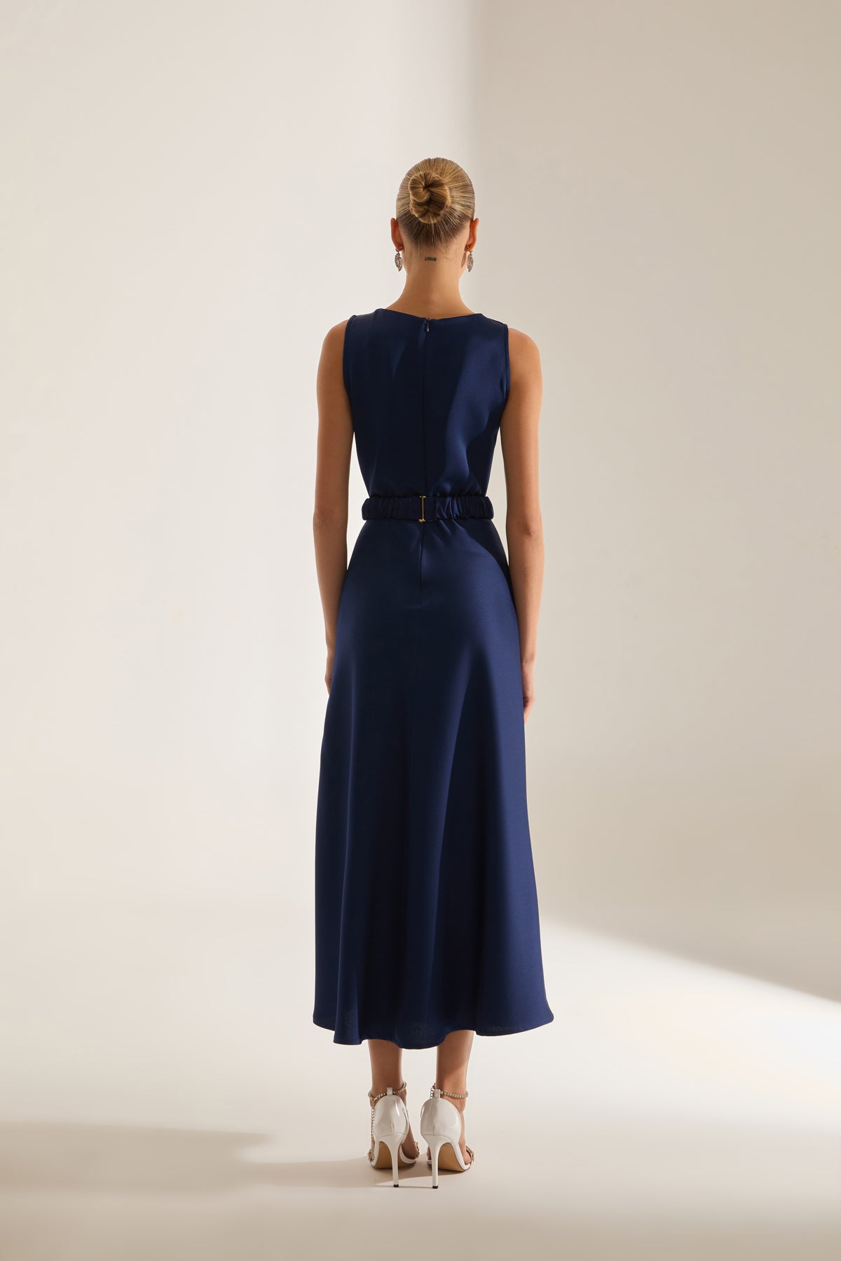 Robe de fiançailles à encolure dégagée et jupe évasée en bleu marine Marina Kolsuz