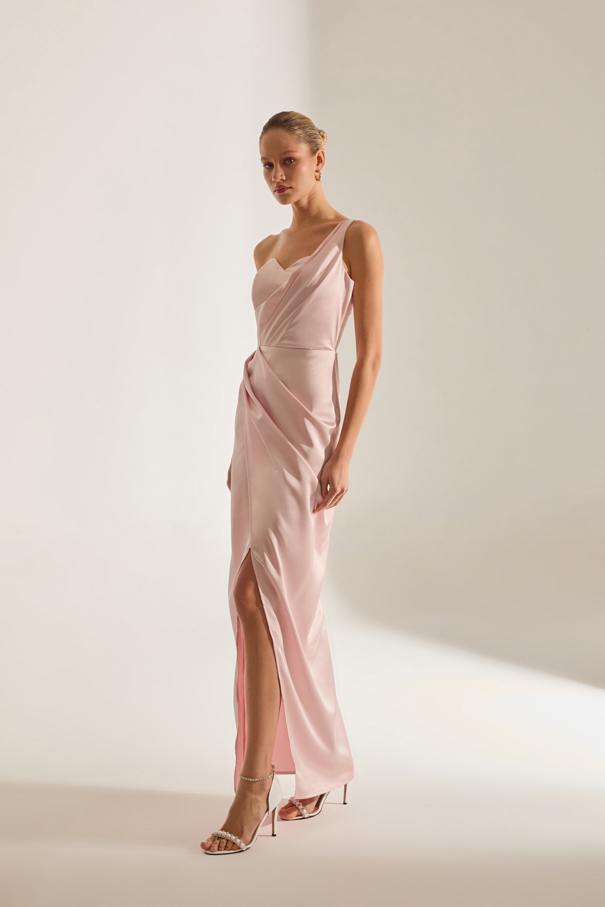 SLEEVELESS DRESS WITH DRAPED DETAIL IN POWDER PINK