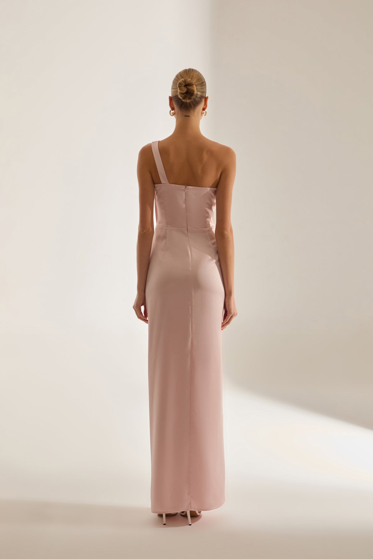 SLEEVELESS DRESS WITH DRAPED DETAIL IN POWDER PINK