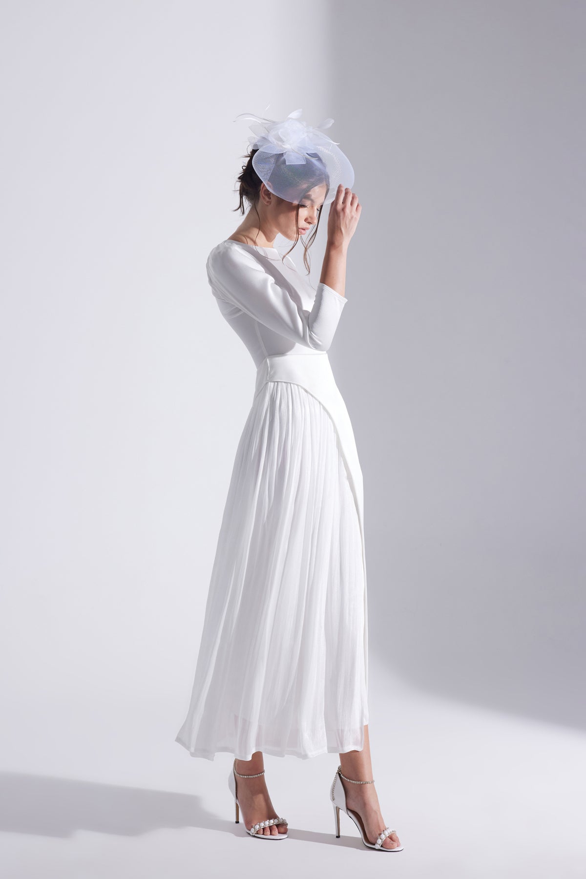 ROBE EN CHIFFON AVEC DÉTAILS ASYMÉTRIQUES BLANCS RIVA