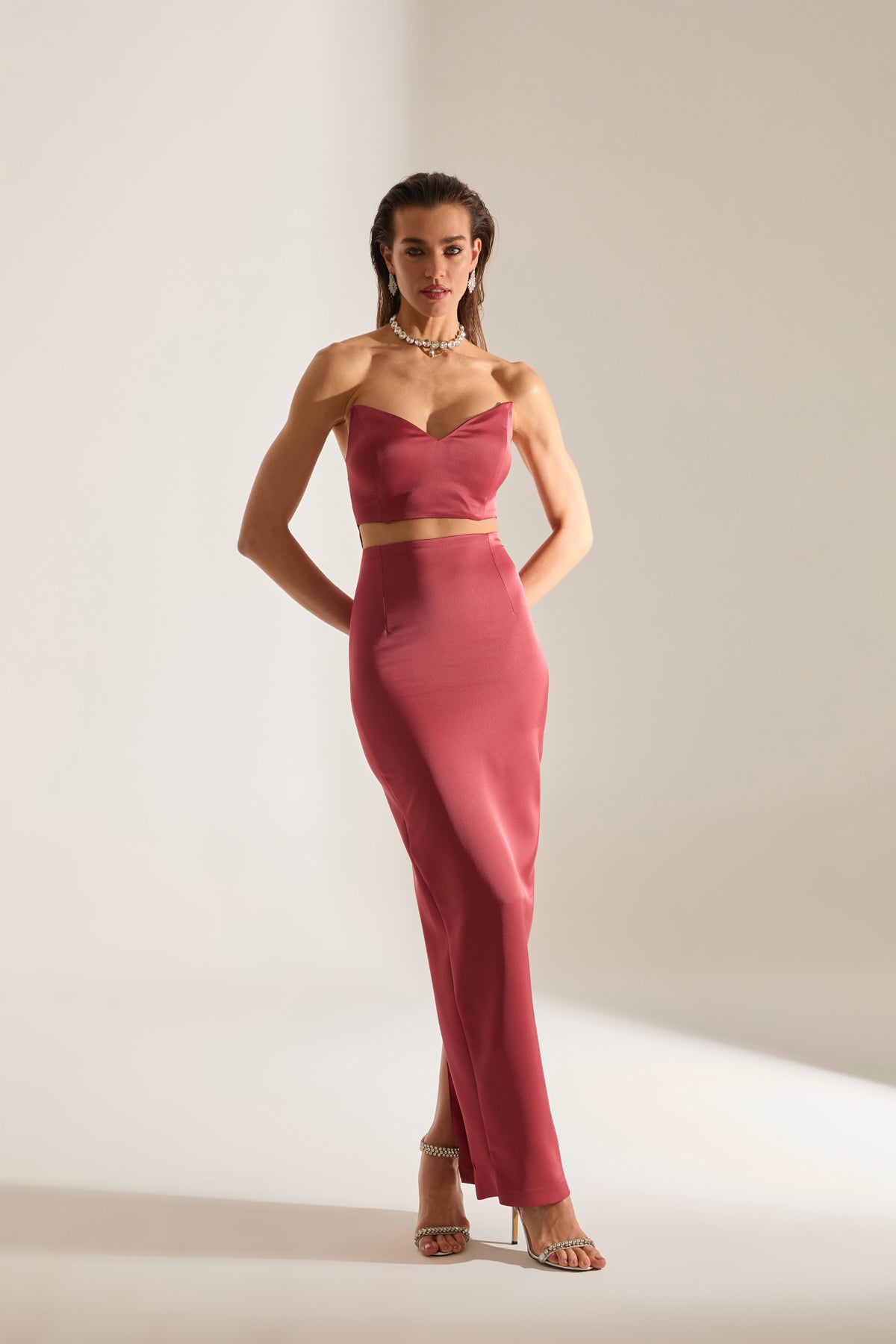 Robe de Soirée Mabel Cut Out Décolleté Crayon Satin VENISE ROUGE