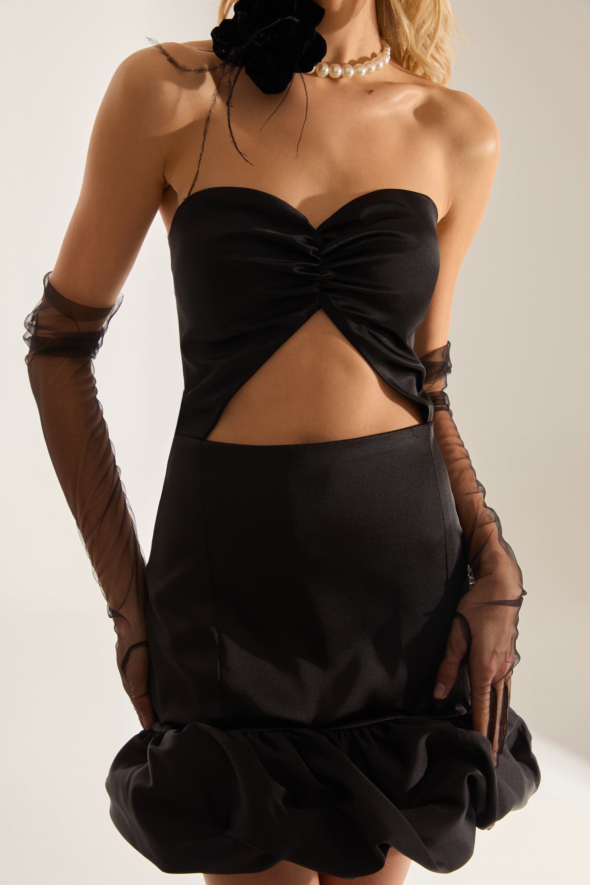 Robe de soirée mini sans bretelles Farah Cut Out NOIRE