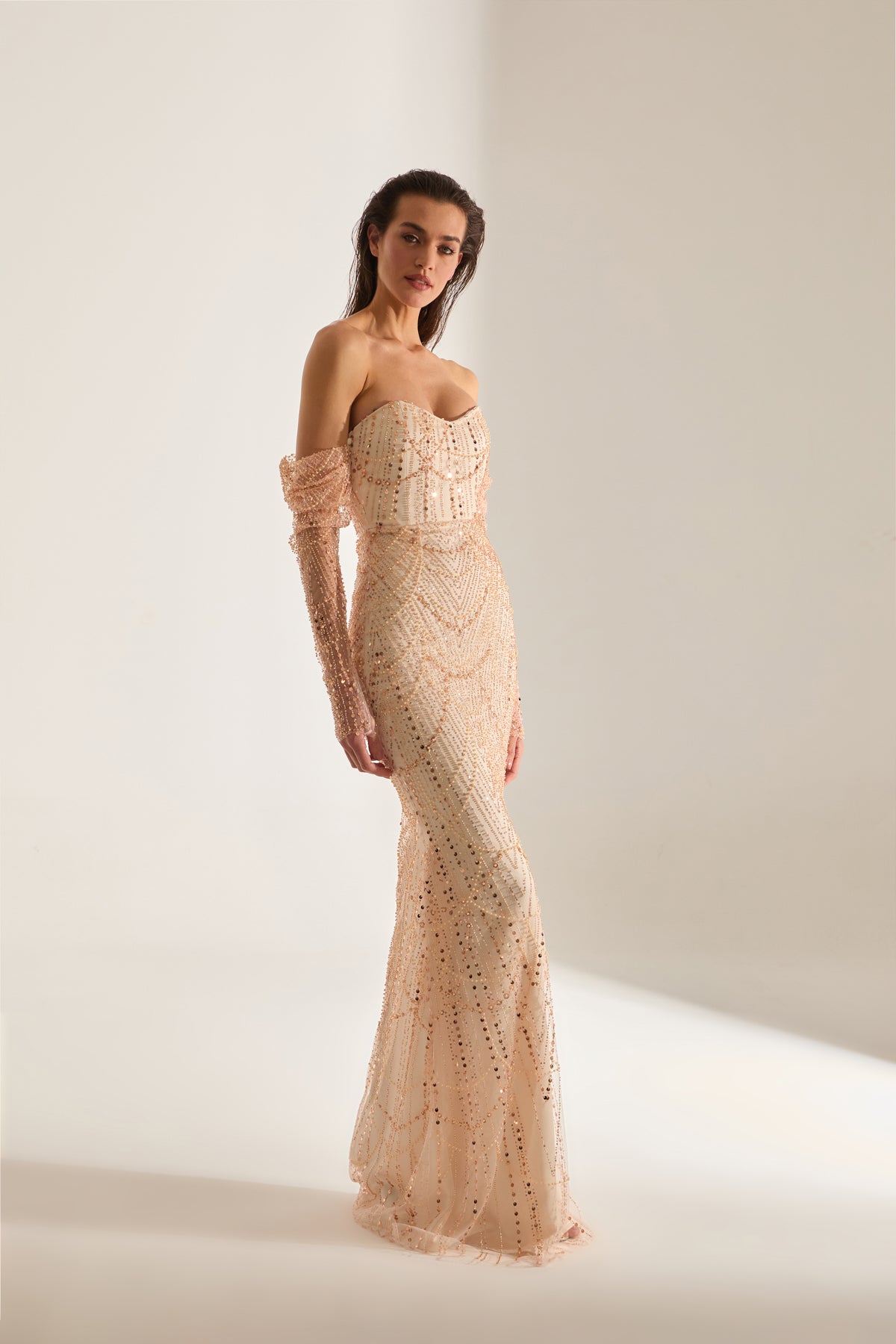 Robe de soirée dorée sans bretelles à broderies en perles Lineta