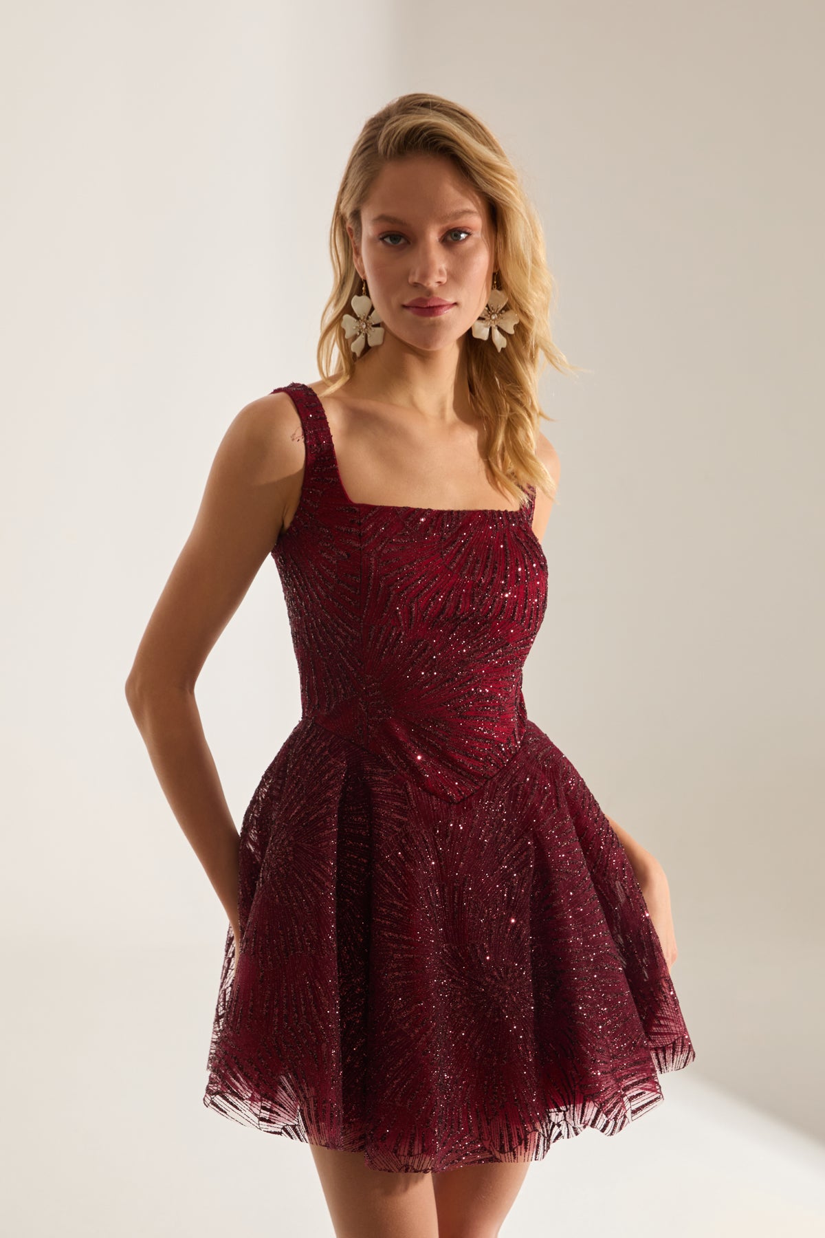 JUSTINA Robe de Nuit Mini Rouge Foncé à Bretelles Brillantes