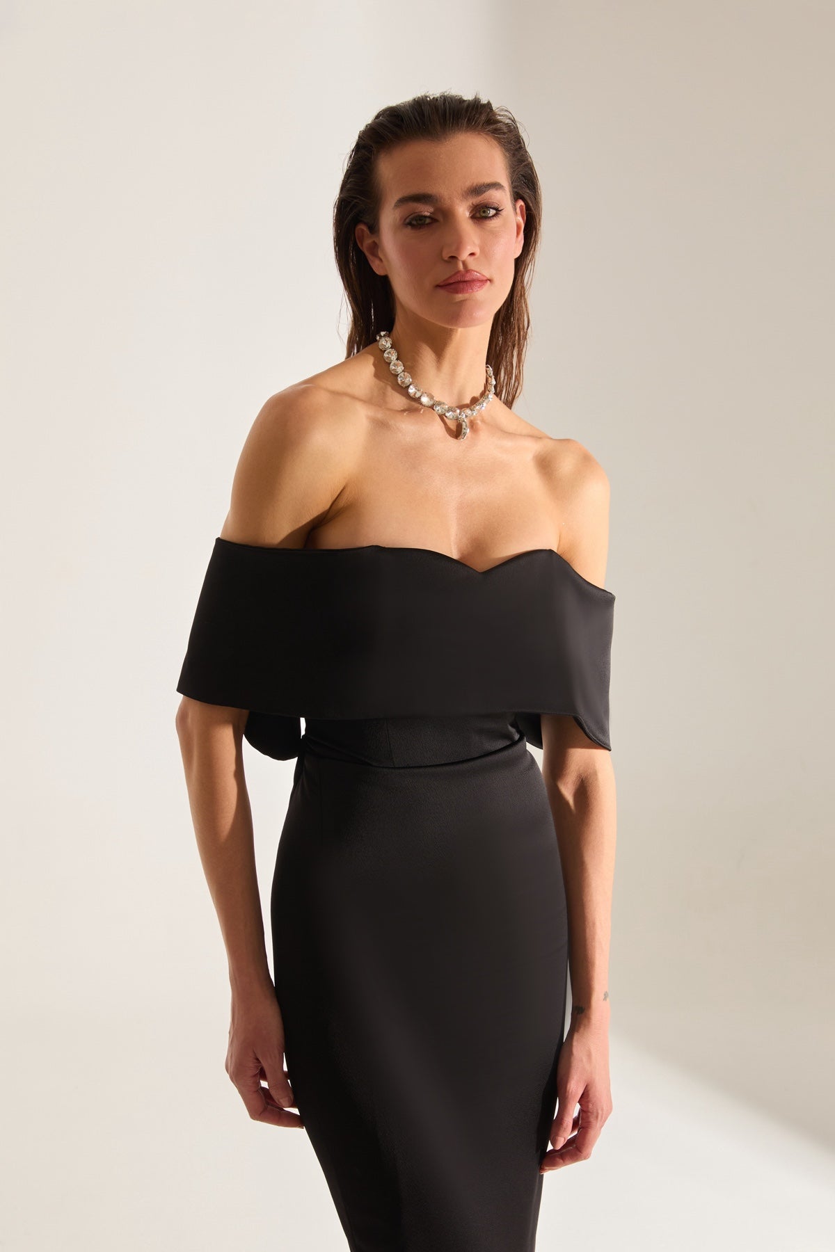 PAMELLA MADONNA YAKA SATIN BLACK ENGAGEMENT DRESS