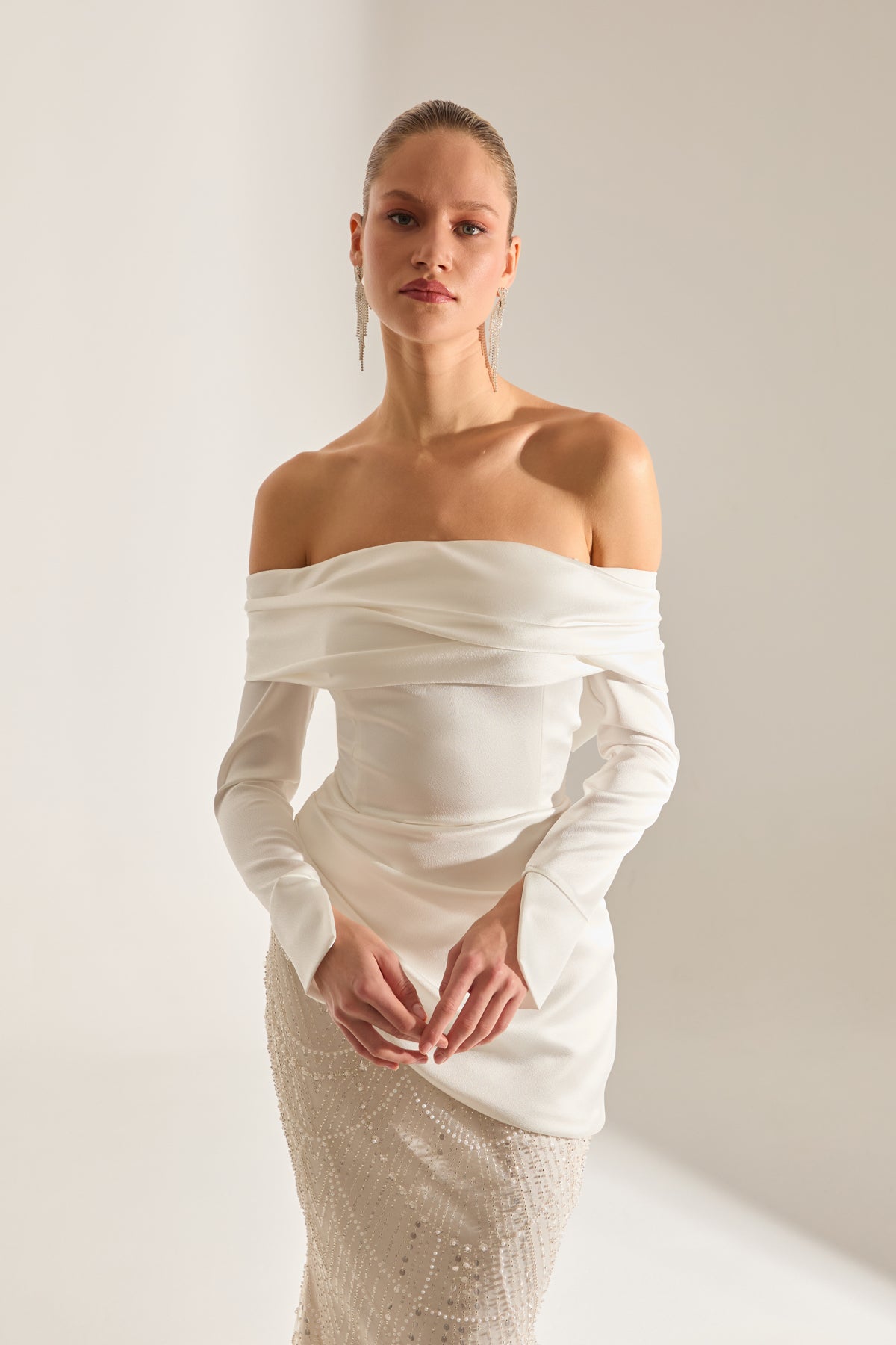 Robe de Mariage Blanche à Épaules Dénudées avec Détails en Pierre Taillée Lavine