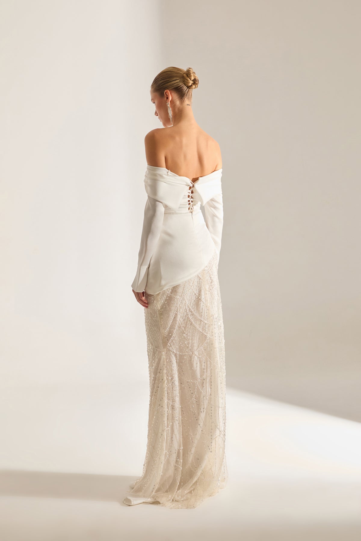 Robe de Mariage Blanche à Épaules Dénudées avec Détails en Pierre Taillée Lavine