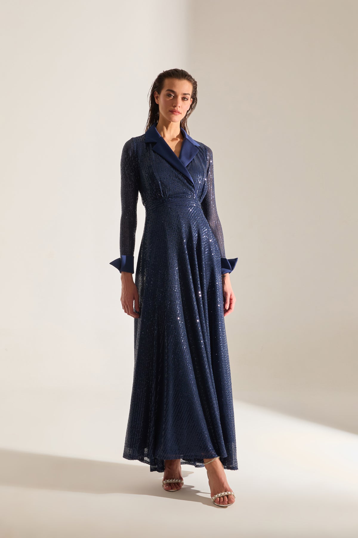 ROBE DE SOIRÉE À COL CROISÉE EN DÉTAILS BLEU FONCÉ ARLON PAYET