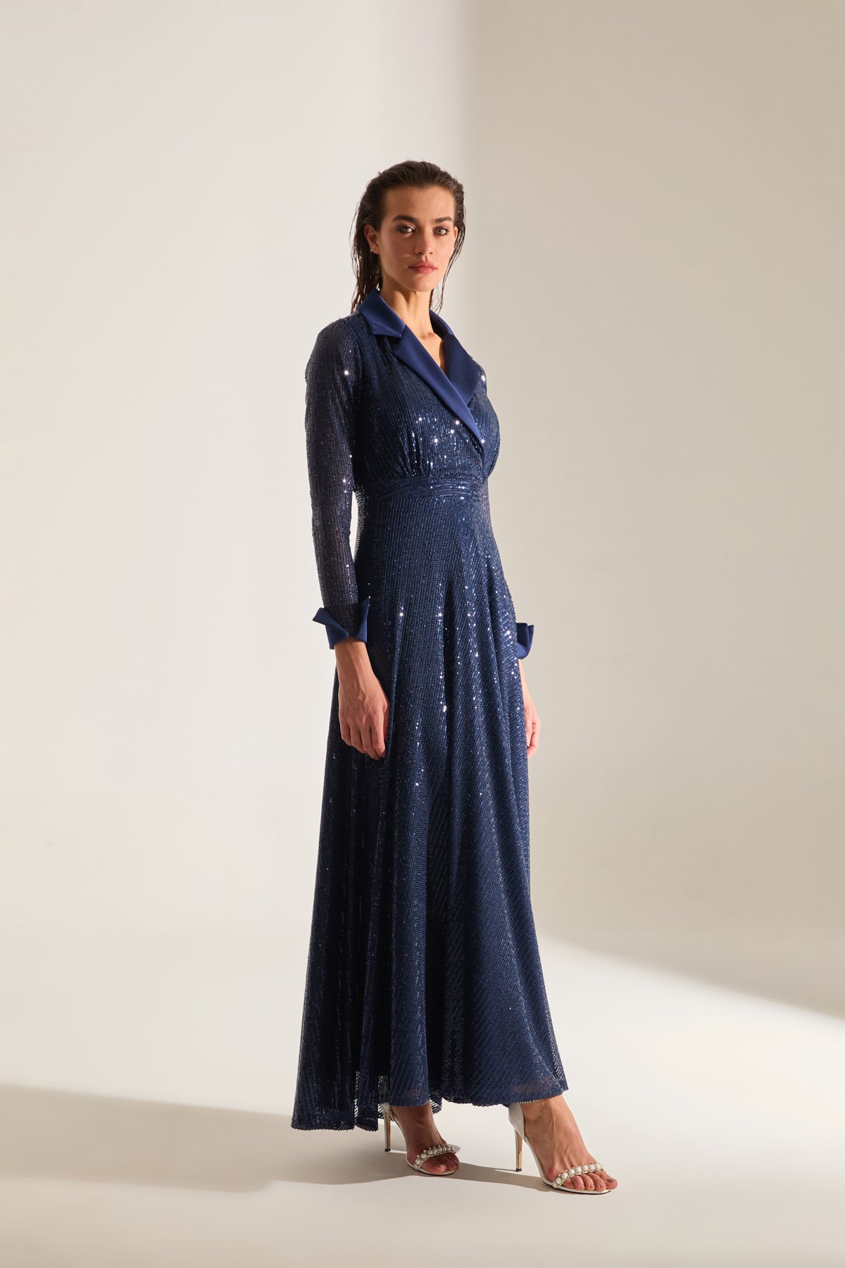 ROBE DE SOIRÉE À COL CROISÉE EN DÉTAILS BLEU FONCÉ ARLON PAYET