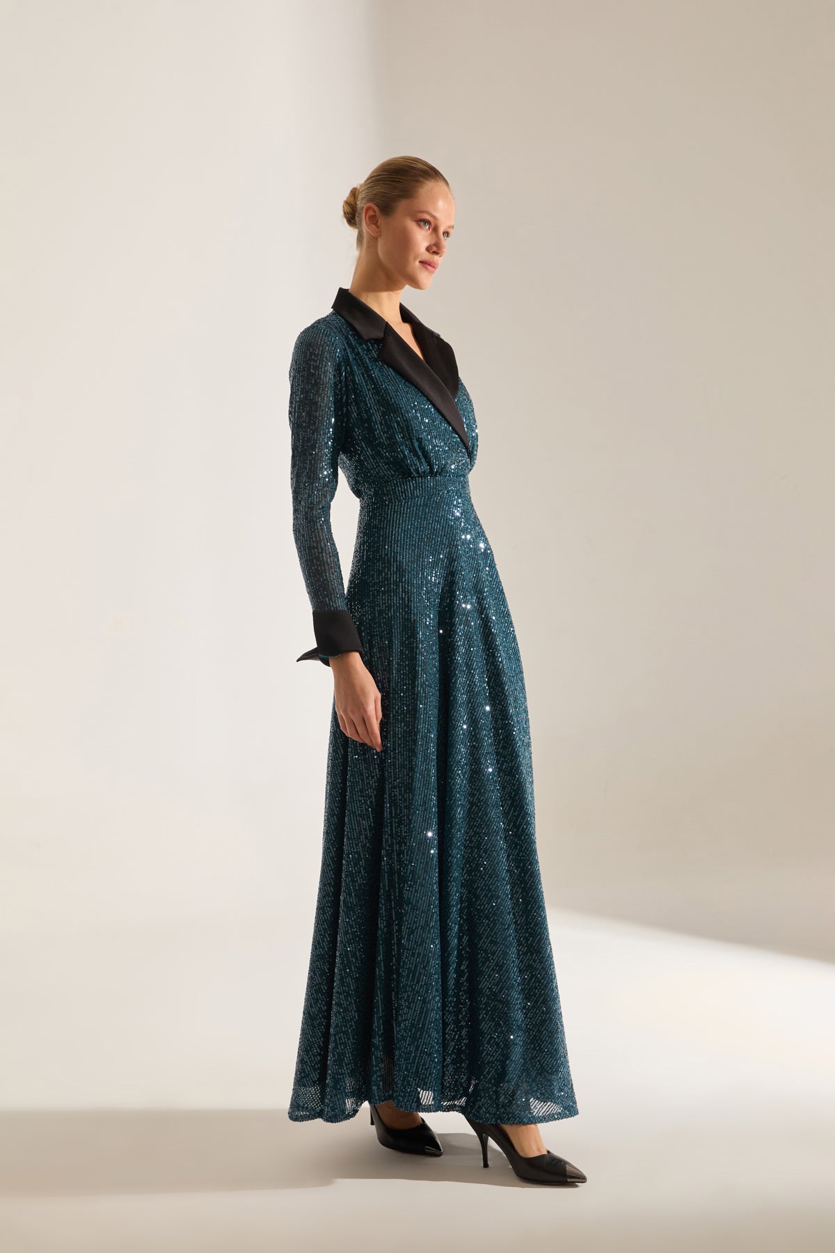 ROBE DE SOIRÉE EN PETROLE BLEU ARLON PAYET KRUVAZE YAKA